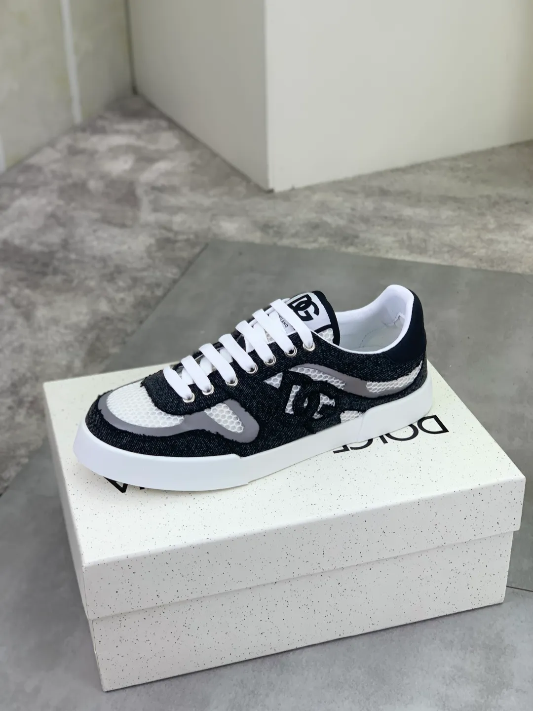 Men's shoes 💰P542💰 [New model] The latest hot style, top original quality, the official website is synchronized with "DOLCE&GABBANA [Dolce & Gabbana] ~ High quality." The effect is low-top casual DG men's shoes, loved by many celebrities, using high-end imported first-layer frosted calfskin with punched logo design + cowhide feet, simple and elegant, perfectly interpreting the latest inspiration for shoes, integrating classics and fashion. Luxurious dream, dominating fashion Suitable for drivers, light and comfortable to drive, light and breathable for outdoor travel, high-end quality, trustworthy, 4️⃣colors🉑️ to choose from! Code number: 38-46